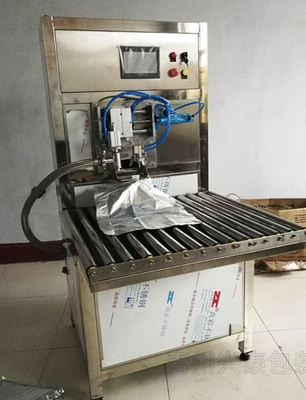 Máquina de llenado de BIB no aséptica personalizada SUS304/316 para bolsas de 1-25L en una caja de aceite / jugo / salsa de llenado con PLC