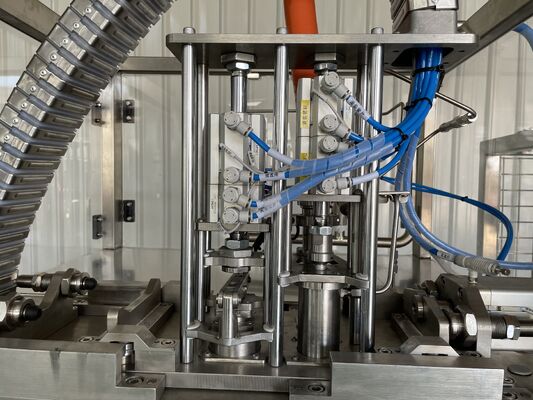 Personalice el sistema de llenado aséptico con sistema operativo PLC que ofrece una solución de llenado estéril para las industrias farmacéutica y médica.